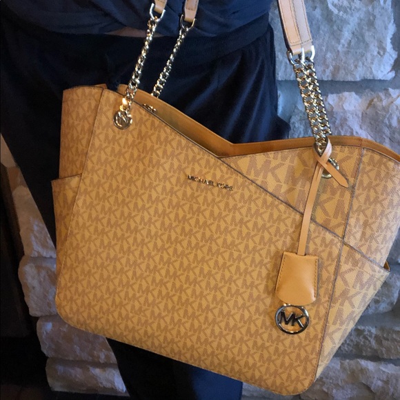 Michael Kors Jet Set Shoulder Bag - Picture 4 of 8